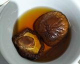 Foto langkah ke 1 dari resep Sayur Bening Bayam dan Jamur Shiitake.