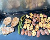Une image de l'étape 10 de Côtes de porc grillées marinées sauce tomate aux pommes de terre et piments verts.