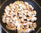 Foto del paso 2 de la receta: Salteado de champiñones con ajetes y langostinos