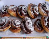 Kakaós csiga csoki darabokkal recept fázis 8 fotója