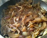 Foto del paso 2 de la receta: Berenjenas🍆 y cebollas🌰 en salsa con arroz🍚 y 🍳