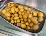 Une image de l'étape 7 de Pommes grenailles aux herbes ail rose en chemise.