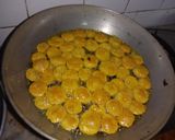 A picture of step 2 of Teekhi Masala Puri.