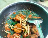 รูปขั้นตอนการทำที่ 4 ของ ผัดเผ็ดปลาดุกทอด