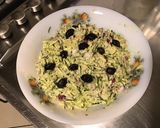 Une image de l'étape 10 de Salade de crabe au céleri, courgette, oignon rouge et olives noires.