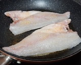 Foto del paso 1 de la receta: Ensalada templada de dorada con salsa de yogur