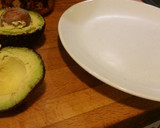 Foto del paso 1 de la receta: Tostadas de aguacate con huevo revuelto 🥑