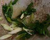 Foto langkah ke 1 dari resep Shimeji Tumis Daun Bawang.