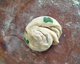 A picture of step 2 of Maethi lachcha paratha.