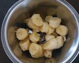 A picture of step 5 of Chocolates cup banana ice cream.