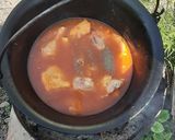 Csirkepörkölt bográcsban recept fázis 2 fotója