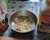 A picture of step 2 of Garlic Brown Bread mix vegetables cheese mini bread pizza.