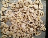 Foto del passaggio 14 della ricetta Scaloppine di lonza di maiale con i funghi al forno