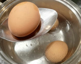Foto del paso 3 de la receta: Huevo pasado por agua (receta especial para niños)