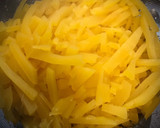 Foto del paso 2 de la receta: Tallarines cortos de calabaza con piñones y bacon
