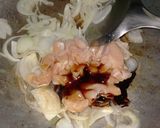 รูปขั้นตอนการทำที่ 3 ของ ข้าวผัดไก่ใส่กุ้งแห้ง