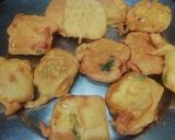 A picture of step 6 of Laziz Paneer Pakora.