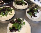 Une image de l'étape 10 de Feuilletés chèvre poireaux, salade de jeunes pousses.