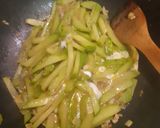 รูปขั้นตอนการทำที่ 3 ของ ฟักแม้วผัดไข่ทานได้ทั้งเปลือก+เมล็ด Stir fried Whole Chayote