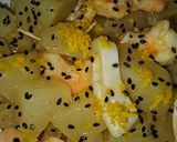 Foto del paso 9 de la receta: Ensalada tibia de calamar, langostinos, patatas y con emulsión de vinagreta de limón