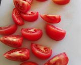 Foto del paso 2 de la receta: Ensalada de tomate, pimientos asados, cebolla y aceitunas