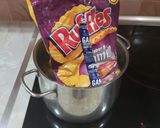 Foto del paso 3 de la receta Tortilla de patatas fritas rellenas de queso salchichas y más