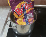 Foto del paso 3 de la receta: Tortilla de patatas fritas rellenas de queso salchichas y más