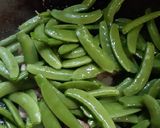 รูปขั้นตอนการทำที่ 2 ของ ถั่วหวานผัดน้ำมันหอย/Stir Fried Sugar Snap Pea with Oyster Sauce