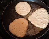 A picture of step 3 of Banana pancakes 😋😋.