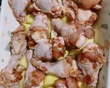 A picture of step 2 of Roasted chicken wings with veggies烤箱版蔬菜烤鸡翅根.