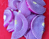 Foto del paso 5 de la receta: Dorada y gambas con cebollas confitadas a la Canela y pasas