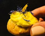 Foto del passaggio 3 della ricetta Mini frolle al limone con petali di fiordaliso