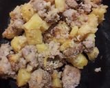 Foto del passaggio 7 della ricetta Salsiccia e patate in padella
