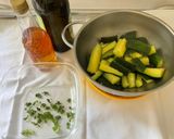 Foto del passaggio 4 della ricetta Zucchine marinate al basilico e menta
