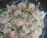 Foto del paso 3 de la receta: Gallo con guisantes y gambas en salsa verde