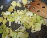 Foto del passaggio 2 della ricetta Risotto alla crema di porro, formaggio di montagna e pepe