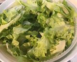 Une image de l'étape 1 de Salade feuille de chêne aux tomates cœur de bœuf,olives vertes et spiruline.