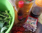 Foto langkah ke 1 dari resep Tumis Kangkung Saus Tiram.