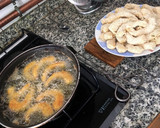 Foto del paso 4 de la receta: Langostinos crujientes con crema de ajo negro