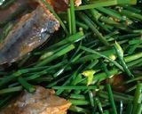 รูปขั้นตอนการทำที่ 1 ของ "ดอกกุยช่ายผัดปลากระป๋อง"Stir Fried Garlic chives with Canned