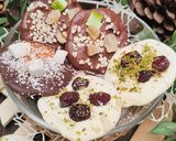 Foto del passaggio 6 della ricetta Mendiants di cioccolato e frutta secca