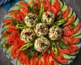صورة لخطوة 7 من وصفة كرات جبن القريش بالخضار والزعتر 🍅🥒🫑🥗