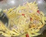 รูปขั้นตอนการทำที่ 1 ของ ผัดหน่อไม้ใส่หมูใส่ไข่