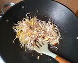Foto langkah ke 1 dari resep Orak arik telur tauge sawi.