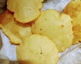 आलू टमाटर ग्रेवी के साथ उरद की कचौरी (aloo tamatar gravy ke saath urad ki kachori recipe in Hindi) रेसिपी चरण 5 फोटो
