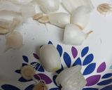 A picture of step 1 of Old Fashioned Pub Pickled Onions.