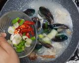 Foto langkah ke 3 dari resep Sop kerang hijau daun kemangi.