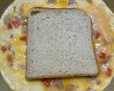 Foto langkah ke 3 dari resep Cheesy Egg-Sausage-Smoked Beef Toastie.