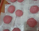 Foto langkah ke 4 dari resep Donat Pinky Kulit Buah Naga.