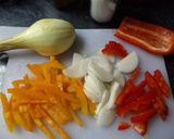 Foto del paso 1 de la receta: Patatas y pimientos al horno con jamón al limón